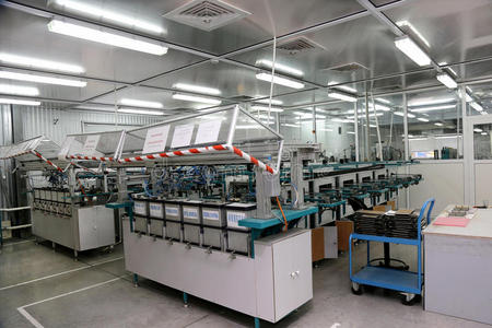 工程師在工廠調整機器